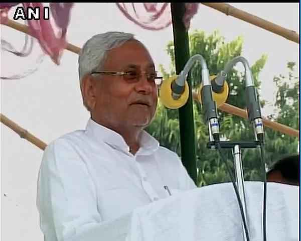 बीजेपी ने अटल, आडवाणी और जोशी को डाला कोल्ड स्टोरेज में : नीतीश कुमार