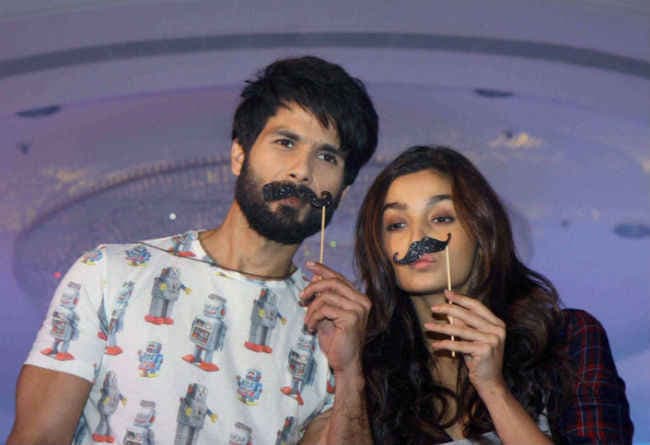 आलिया भट्ट का ''USELESS'' टैटू, देखें वीडियो