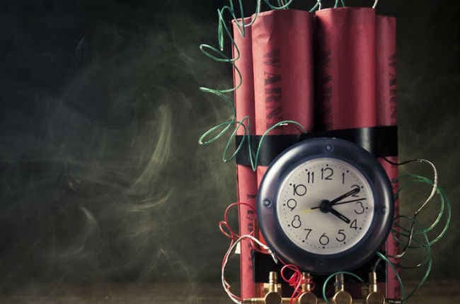 रश्मि के ऑफिस के गेट पर टाइम बम