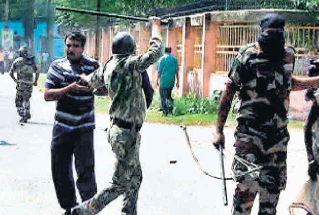 पुलिस के सामने फायरिंग,	विधायक सहित पांच घायल