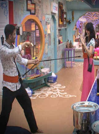 BIGG BOSS 9 : क्‍या कीथ और मंदाना की नजदीकियों से घबरा रही हैं रोशेल ?