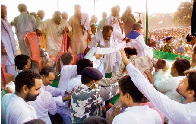 मंच टूटा, लालू भाषण देते रहे