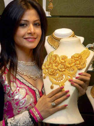 त्यौहारी सीजन में बढी मांग, चांदी 500 रुपये उछली, सोना 27,000 रुपये के पार