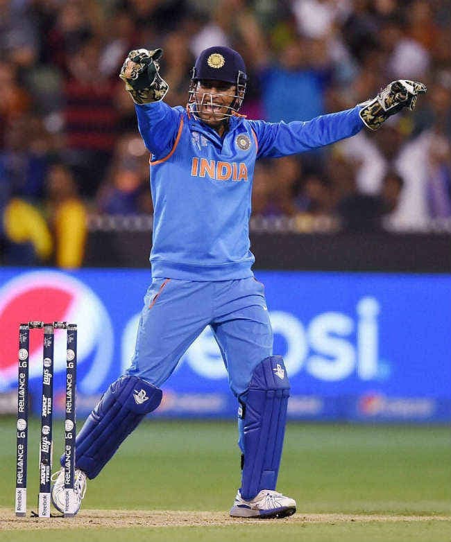 धौनी के बचाव में उतरे दिनेश मोंगिया, बताया दुनिया का सर्वश्रेष्ठ विकेटकीपर