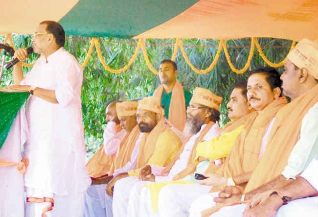 मिर्च पाउडर लेकर घूम रहे लालू