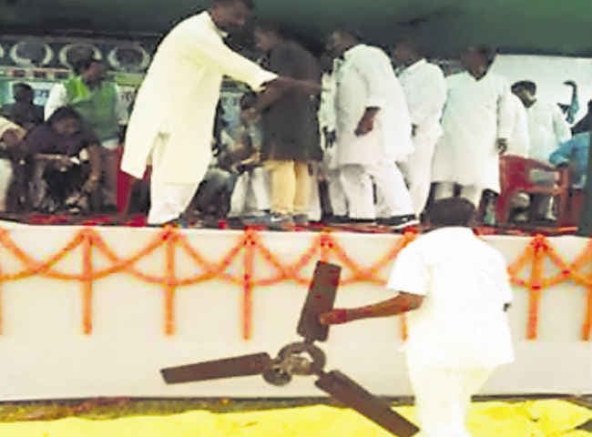 मंच पर लगा पंखा गिरा, लालू को हाथ में लगी चोट