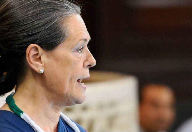 कांग्रेस लोकतंत्र लायी तो मोदी पीएम बन पाये : सोनिया