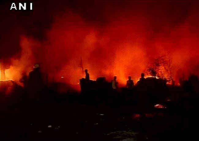 दिल्‍ली के मंगोलपुरी में लगी आग, 400 झुग्गियां स्‍वाहा