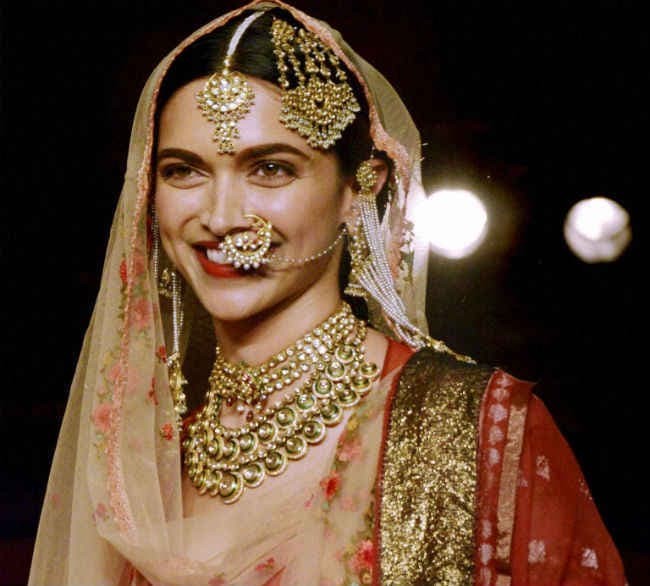 ''बाजीराव मस्‍तानी'' का गाना ''दीवानी मस्‍तानी'' रिलीज, देखें वीडियो