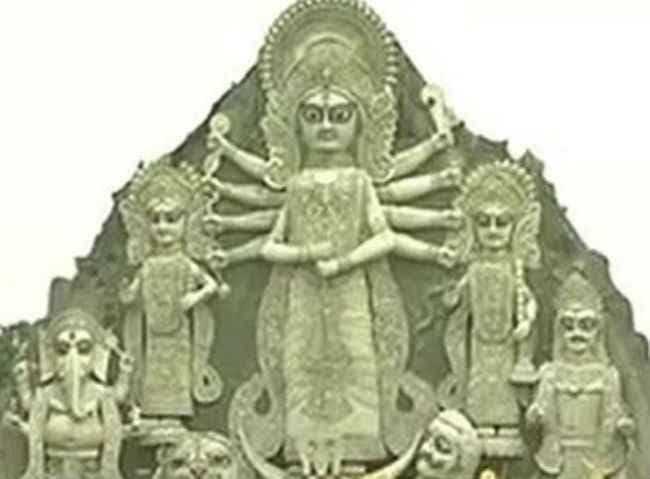 कोलकाता : विश्व की सबसे ऊंची दुर्गा प्रतिमा देखने के लिए मची भगदड़