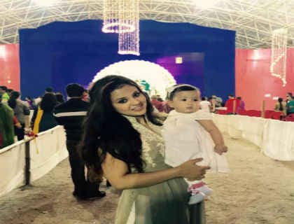 रांची के दुर्गापूजा पंडाल में बेटी जीवा संग पहुंचीं साक्षी धौनी