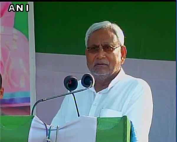 अच्छे दिन आ गए, दाल 200 रुपये किलो हो गयी : नीतीश कुमार