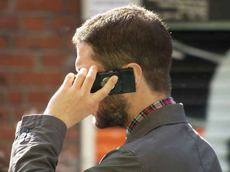 कंधे से मोबाइल का इस्तेमाल बना सकता है बीमार