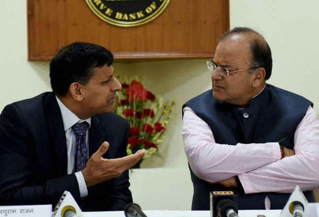 रघुराम राजन की शक्तियां घटाने की तैयारी में मोदी सरकार