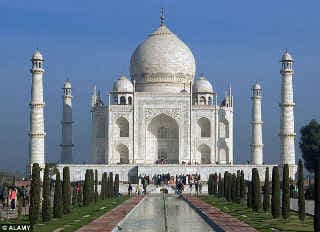 ताज महल में कृत्रिम रोशनी करना सही नहीं