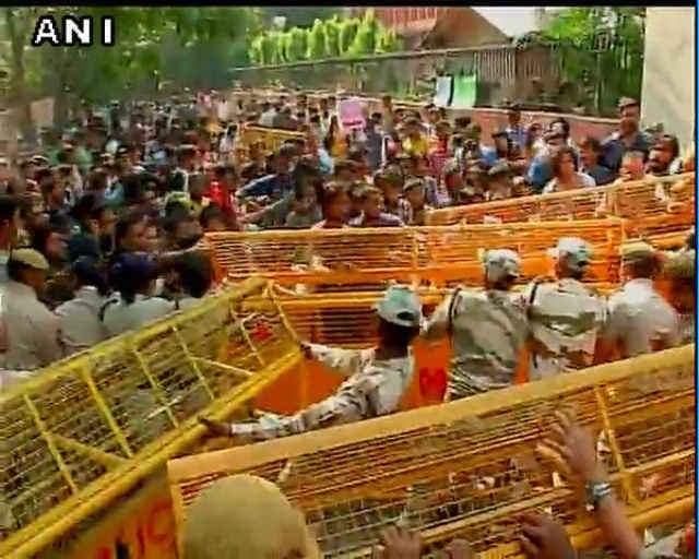 UGC ने खत्म की नॉन नेट स्कॉलरशिप, सड़क में उतरे छात्र संगठन