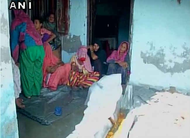 दलित लडके की मौत : दो पुलिस अधिकारी हिरासत में