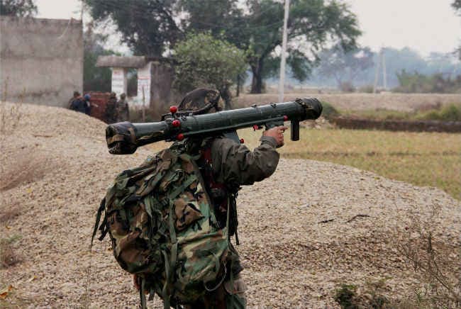 सांबा में पाक की गोलीबारी, एक ग्रामीण की मौत