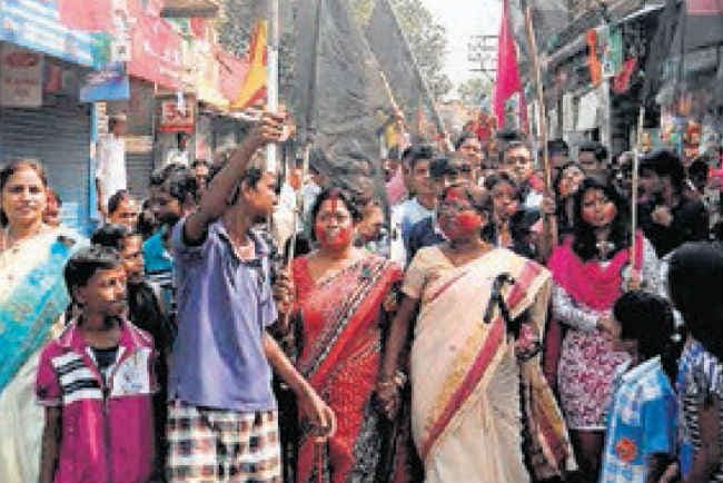 आसनसोल : काली पट्टियां लगाकर विसर्जन