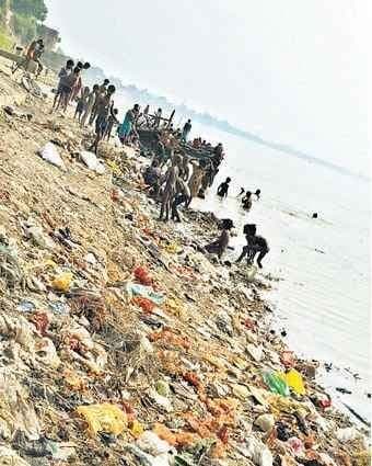 मुंगेर के गंगा घाटों पर पसरा है कूड़ा