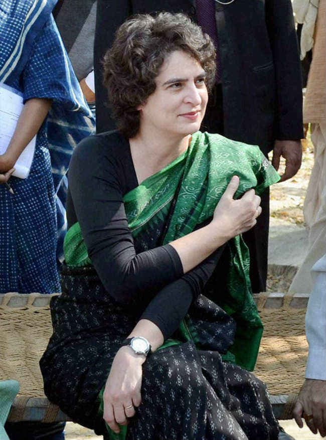 ''इंदिरा, राहुल को नहीं प्रियंका को सौंपना चाहती थीं अपना उत्तराधिकार''