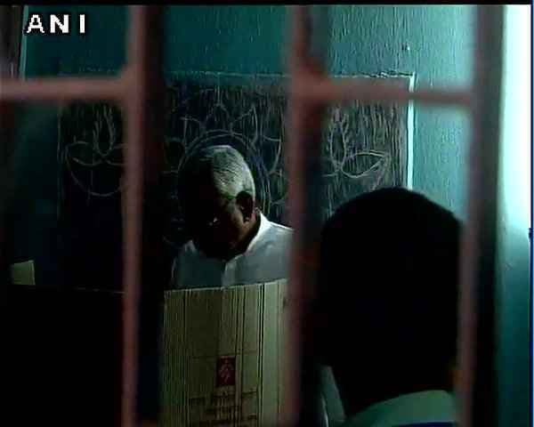 घर में ही घिरे नीतीश, लोगों ने लगाये विरोध में नारे