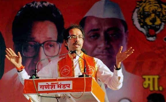 शिवसेना का मोदी पर हमला कहा, पीएम अकेले ही काफी कष्ट उठा रहे हैं
