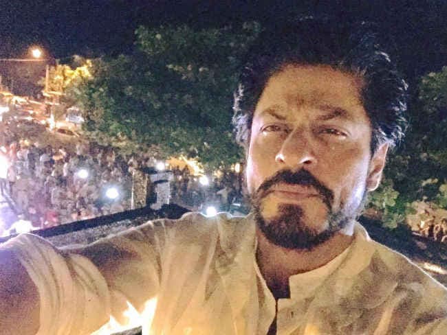 देखें, SRK के जन्मदिन पर ''मन्‍नत'' के बाहर का नजारा