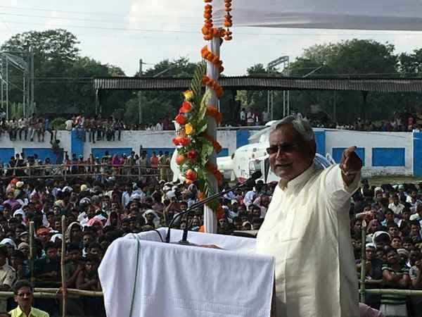 आसाराम से क्यों हाथ दिखा रहे हैं मोदी : नीतीश