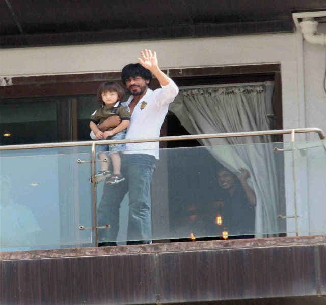 बर्थडे :शाहरूख के "मन्नत" के बाहर प्रशंसकों की भारी भीड़, देखें वीडियो