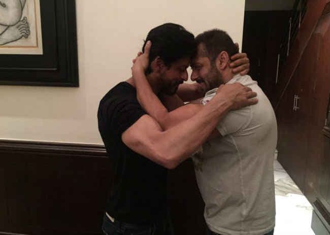 वीडियो में देखें कैसे शाहरुख को रेसलिंग मूव्‍स सिखा रहे हैं सलमान