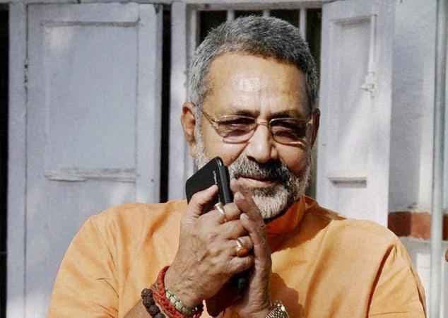 अपने टि्वटर एकाउंट पर नीतीश, लालू व हिंदुत्व पर वोटिंग करवा रहे गिरिराज