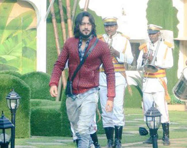 Bigg Boss 9 : ऋषभ की धमाकेदार इंट्री, घरवालों का किया टारगेट