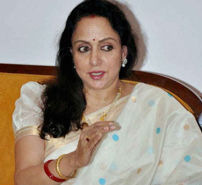शाहरुख को निशाना बनाना गलत : हेमामालिनी