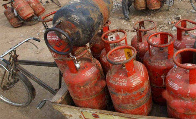 एक निश्चित आय से उपर के लोगों को एलपीजी सब्सिड़ी नहीं देने पर हो रहा विचार