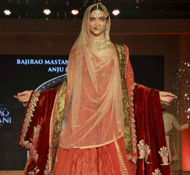 भंसाली ने ''बाजीराव मस्‍तानी'' की रिलीज डेट की घोषणा की, वीडियो