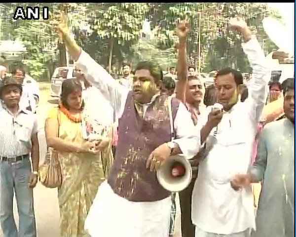 नीतीश के घर के बाहर जश्न, कुछ देर में करेंगे मीडिया से बात