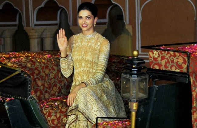 शाहरुख की फिल्म में न होना अखरता है : दीपिका