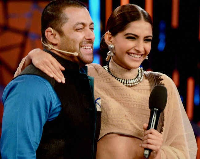 सलमान ने खींची सोनम की टांग, देखें वीडियो