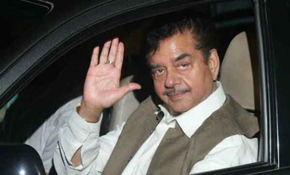 लालू, नीतीश से मिले शत्रुघ्‍न सिन्‍हा, जीत के लिए बधाई दी