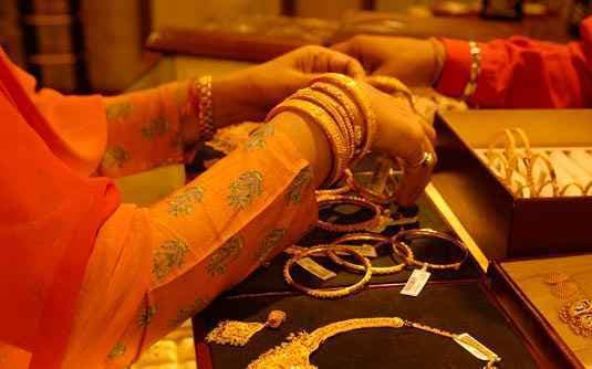 धनतेरस पर सोने-चांदी के सिक्के की मांग, आभूषणों की चमक घटी