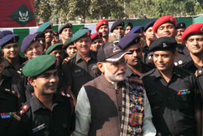 प्रधानमंत्री ने सैनिकों के साथ मनायी दीपावली