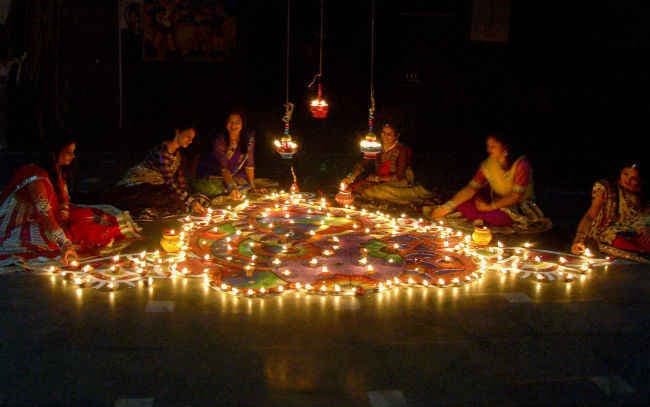 ई-पोर्टल की दुकानों में भी हुई दिवाली पूजा