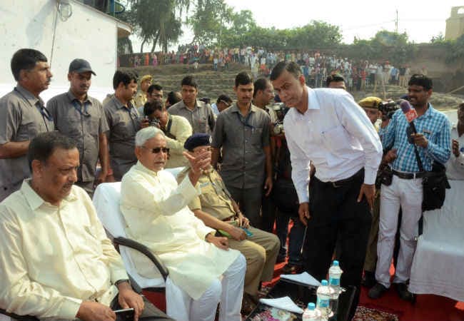 मुख्यमंत्री नीतीश कुमार ने किया छठ घाटों का निरीक्षण