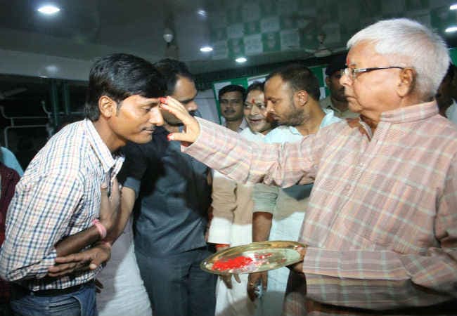 राजद विधायक दल की बैठक कल, नजरें लालू के फैसले पर