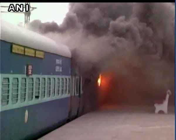 पुरी रेलवे स्टेशन पर तीन ट्रेनों में आग लगी, एक व्‍यक्ति गिरफ्तार