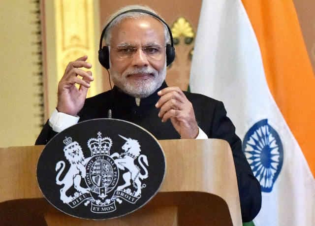 जब पत्रकार ने प्रधानमंत्री मोदी से असहिष्णुता पर पूछा सवाल ...