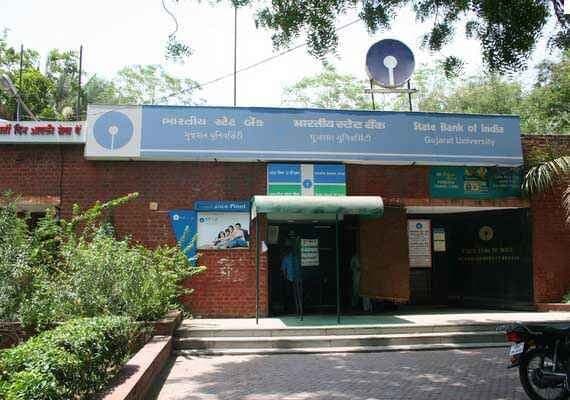 पैसा जमा करने पर SBI काट रहा पैसा
