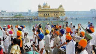 गोल्डन टेंपल में लहराईं तलवारें