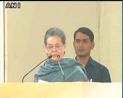 नेहरू की जयंती पर सोनिया ने आरएसएस पर साधा निशाना